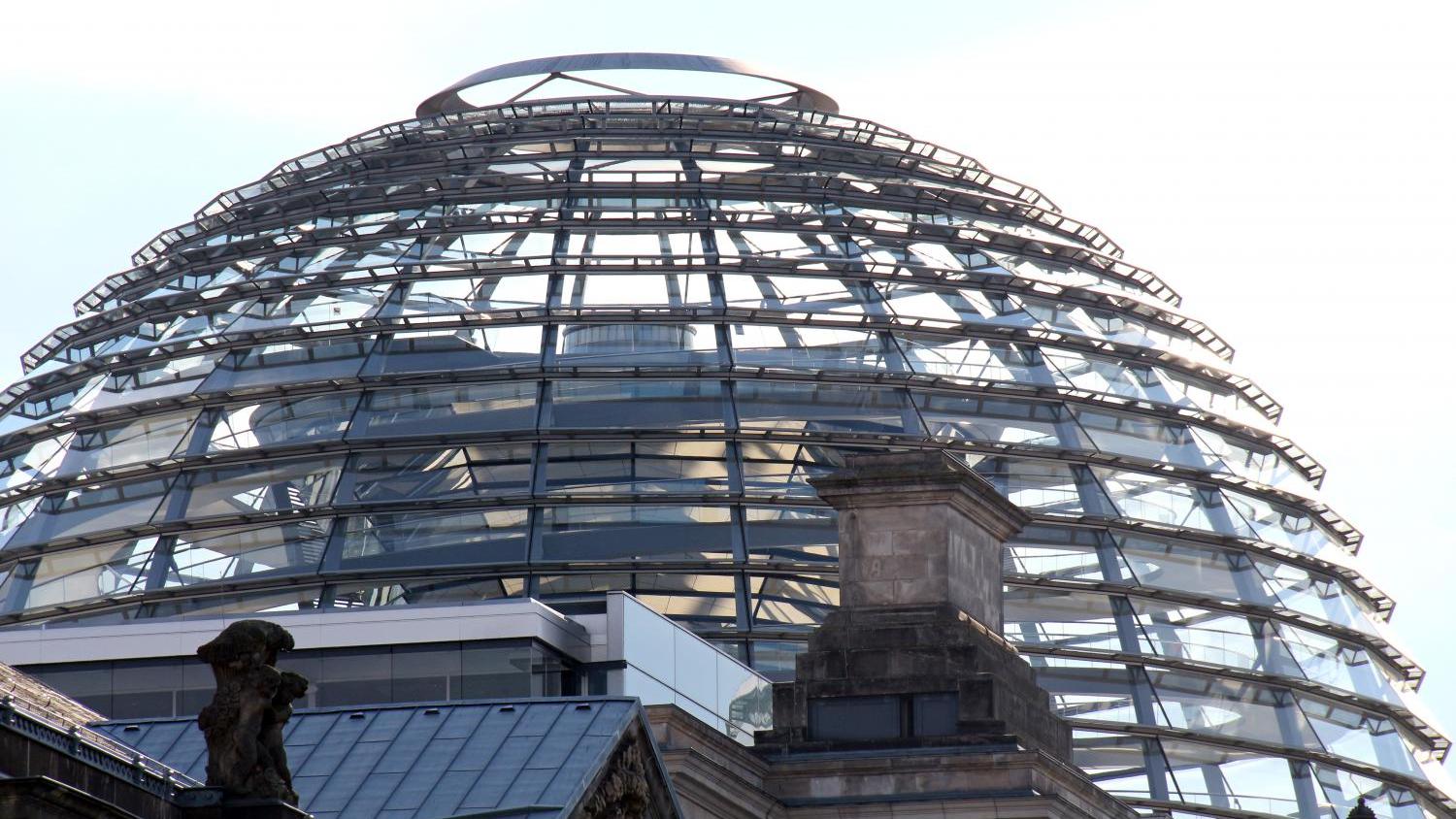 5595_bundestag_kuppel_by_peter_weidemann_pfarrbriefservice